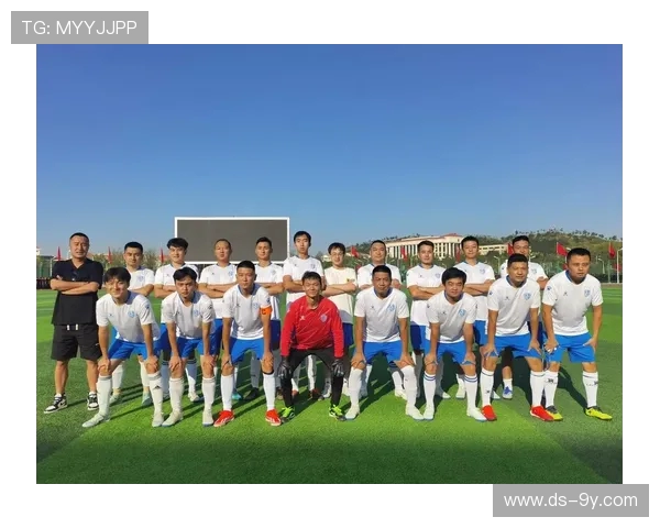 从球场到日常街头看足球人走路姿势的独特节奏与身体语言