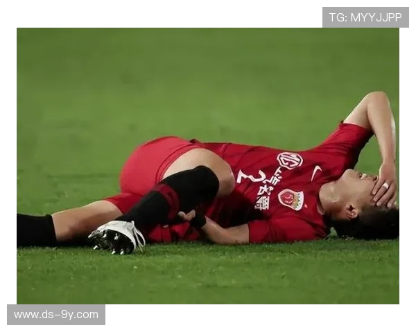 伤痛只是暂时的，足球梦依然在你脚下，勇敢站起来继续追逐荣耀